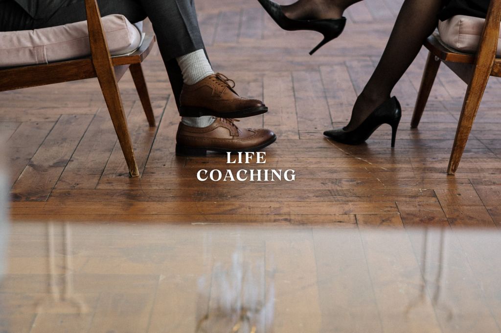 Een afbeelding van een man die tegenover een vrouw zit als een weergave van coaching bij Reborn Coaching